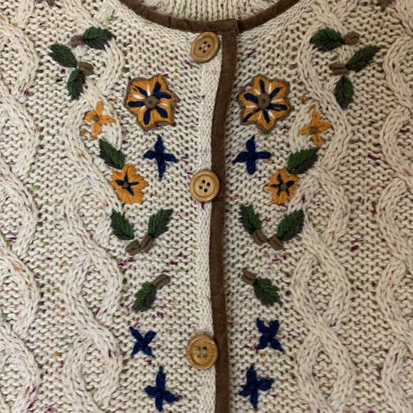 SALE Vintage hand embroidered cable knit cardigan with wooden buttons oversized - Picture 3 of 11